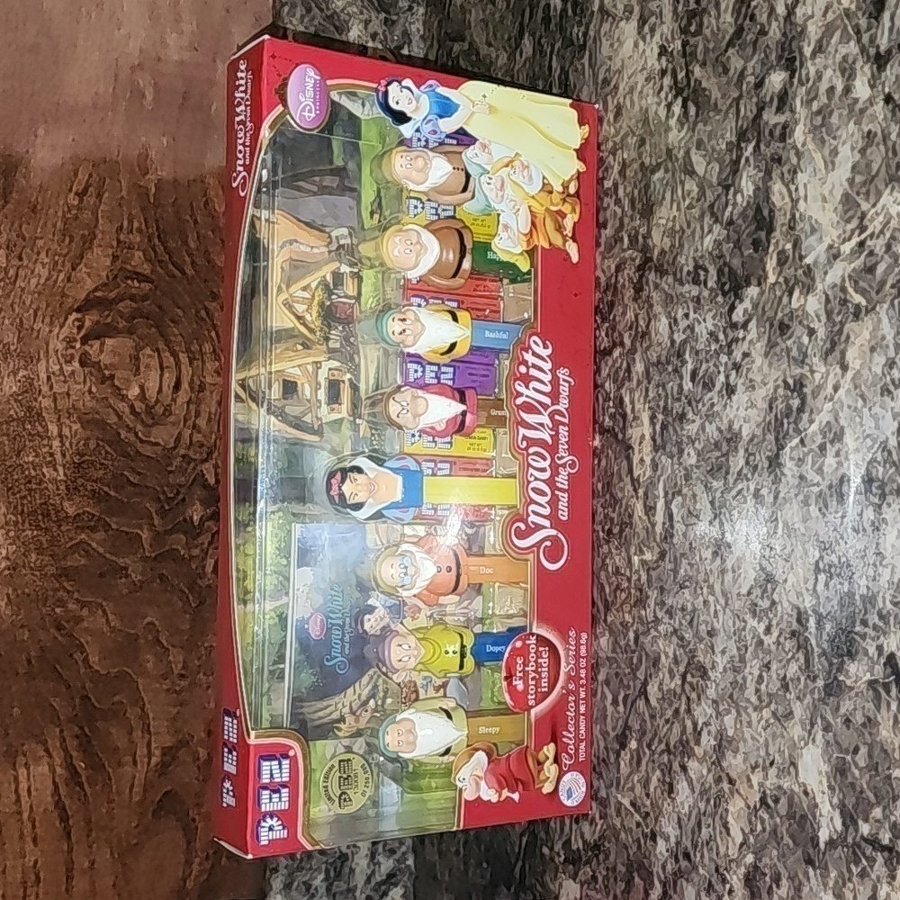 Disney Snow white and the 7 dwarfs PEZ Candy Collectors Series Nib